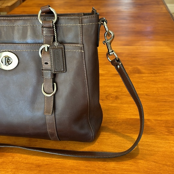 COACH TWO WAY TOTE BAG CHOCOLATE BROWN LEATHER REMOVABLE STRAP SILVER HARDWARE🤎 - Picture 4 of 17